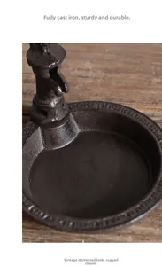 Gros plan d'un plateau de jardin en fonte vintage avec finition antique décorative et rustique