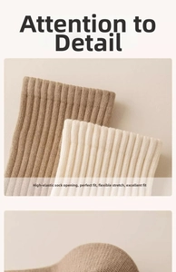 Détail des poignets en maille côtelée élastique sur chaussettes beige et marron