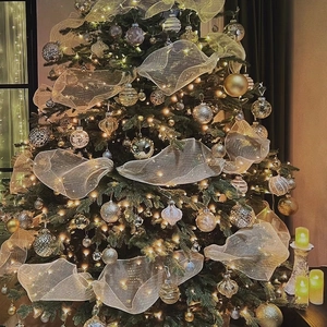 Christmas tree decoration set with gold mesh ribbon, LED lights and glitter ornaments