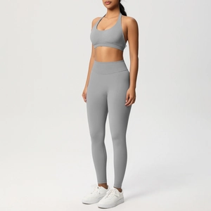 Dettaglio del set yoga grigio con reggiseno sportivo allacciato al collo e leggings