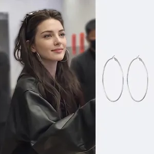 Dettaglio orecchini a cerchio minimalisti con perno in argento sterling S925