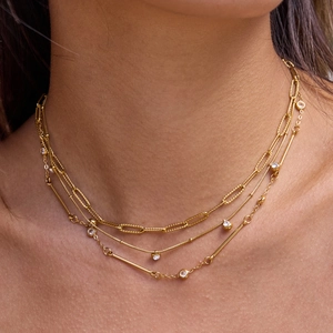 Collier multicouche en acier inoxydable doré 18K avec accents classiques de zircon blanc