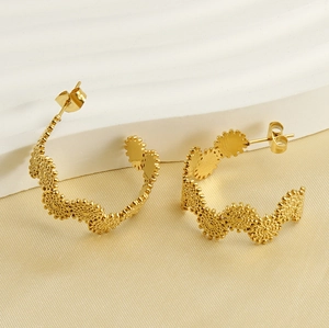 Détail de boucles d'oreilles C en acier inoxydable doré 18 carats à bords ondulés