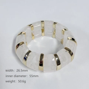 Bracelet extensible géométrique en résine rétro blanc marbré avec détails dorés