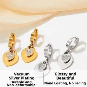 Détail macro de boucles d'oreilles cœur en or et argent avec zircons pavés