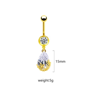 Dettaglio del piercing all'ombelico dorato con zircone a goccia e cesto floreale da 15mm