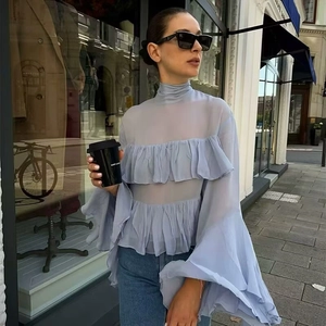 Elegante camicetta in chiffon celeste con maniche a balze e collo alto stile alla moda