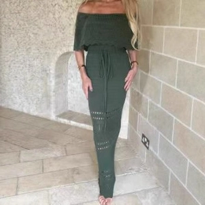 Abito lungo in maglia verde scuro con spalle scoperte e dettagli in pizzo traforato