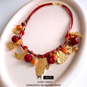 Collana boho con ciondoli cuore e fiori in resina, cordino intrecciato e metallo oro