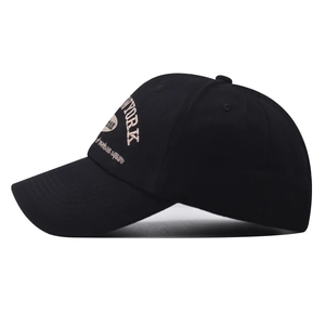 Détail de la casquette New York en coton avec broderie York beige sur le panneau noir latéral