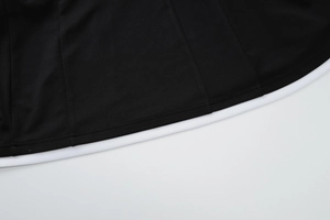 Détail de l'ourlet de la robe avec double couture précise et passepoil blanc contrastant chic