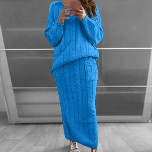 Détail d'un ensemble en maille torsadée bleu vif avec texture épaisse et poche latérale