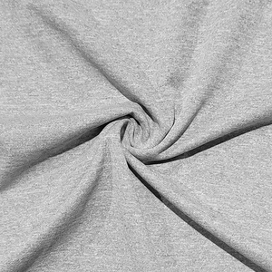 Vue macro montrant la texture douce et le grain fin du tissu de sport gris d'été