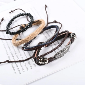 Details von vierteiligen Vintage Lederarmbändern mit Metallblattanhänger und Perlen