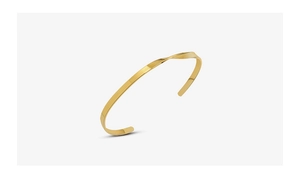 Close-up of a twisted gold cuff bracelet in 18k gold-plated stainless steel with high polish