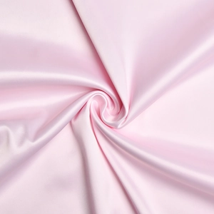 Dettaglio del tessuto satinato rosa con trama liscia e setosa e superficie lucida
