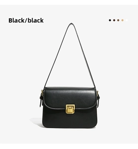 Vue détaillée du sac porté épaule en cuir noir avec élégant fermoir carré en métal et fine lanière.