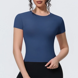 Détails d'un t-shirt de yoga bleu marine cintré avec un tissu respirant et séchant vite