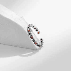 Bague ajustable en argent S925 avec étoiles et grenats orange sur fond de pierre blanche