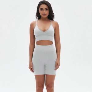 Detail des grauen nahtlosen Yoga-Sets mit V-Ausschnitt Sport-BH und High-Waist-Shorts