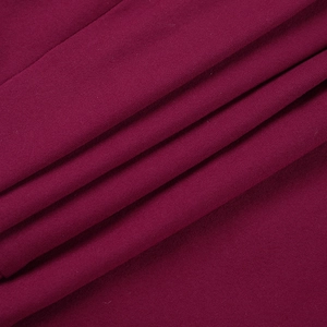 Dettaglio macro del tessuto a maglia bordeaux con trama e drappeggio in fibra elastica