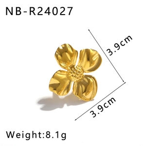 Dettaglio anello fiore oro 18K con dimensioni 3.9cm e peso di 8.1g specificati