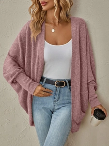 Dettaglio del cardigan in maglia rosa antico con trama a coste e maniche a pipistrello
