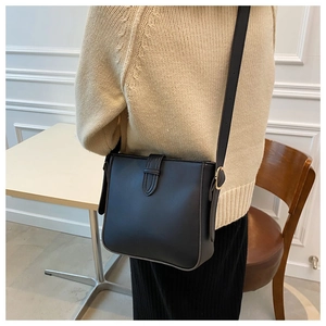 Detailansicht einer schwarzen minimalistischen Umhängetasche aus PU-Leder mit Schultergurt