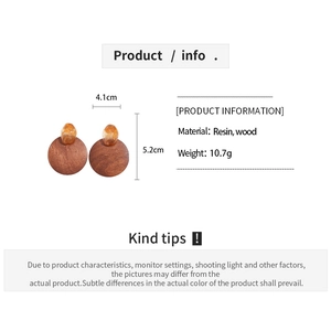 Vue détaillée des boucles d'oreilles en résine et bois avec dimensions 4,1cm par 5,2cm