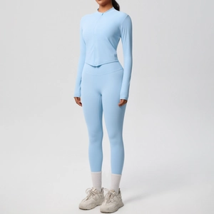 Détail d'un ensemble de yoga bleu clair deux pièces avec veste zippée ajustée et legging haut