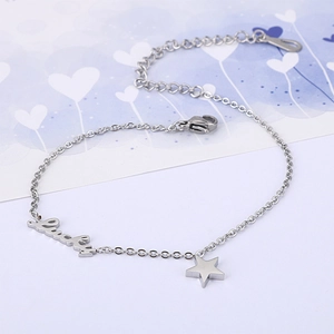 Détail d'un bracelet en acier inoxydable argenté avec pendentif lucky et étoile