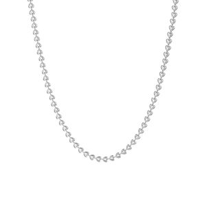Dettaglio di collana a catena con maglie a forma di cuore d'argento con finitura a specchio