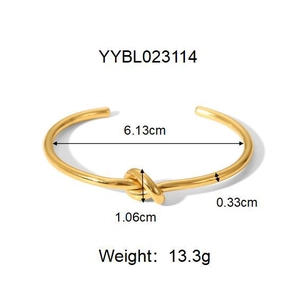 Detailansicht des goldenen Knotenhandschmucks mit Maßen von 6,13 cm Innendurchmesser