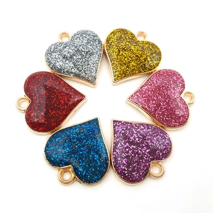 Lot de six breloques en forme de cœur coloré avec bordure dorée et résine à paillettes
