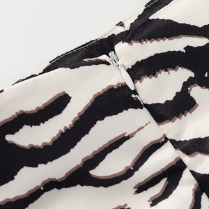 Detail eines verdeckten Reißverschlusses auf hochwertigem Stoff mit Zebra-Druckmuster