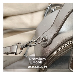 Dettaglio borsa in pelle argento metallizzato con ganci resistenti e cerniera scorrevole