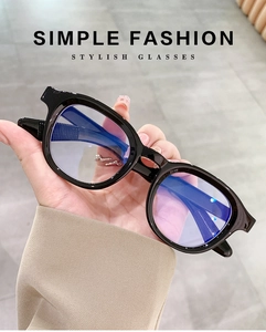 Nahaufnahme der stylischen schwarzen Rundbrille mit blau verspiegelten Gläsern