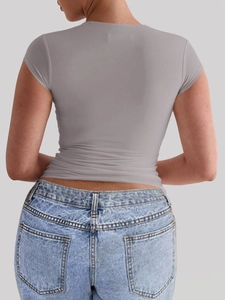 Vue arrière d'un t-shirt de yoga gris ajusté pour femme en tissu extensible doux
