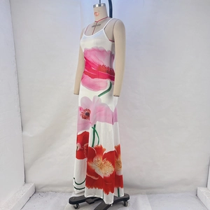 Gros plan sur l'imprimé floral rose d'une robe longue dos nu en satin blanc