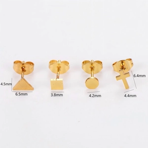 Set di orecchini a lobo geometrici dorati con forme di cerchio quadrato e triangolo