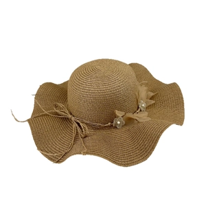 Chapeau de soleil en paille à large bord ondulé avec fleurs en dentelle et perles