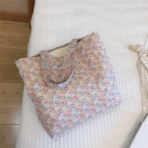 Détail d'un sac cabas en coton à fleurs montrant les coutures et la texture du tissu