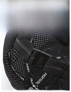 Detailansicht der verstellbaren Kunststoffschnalle und Mesh am schwarzen Sportcap