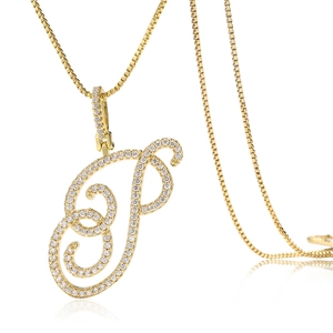 Vue détaillée du pendentif lettre P cursive serti de zircone sur une chaîne box dorée
