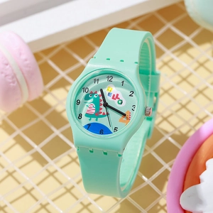 Dettaglio dell'orologio in silicone verde menta con quadrante dinosauro rosso e macarons