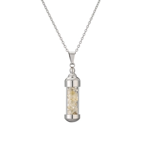 Détail du collier en acier argenté avec pendentif cylindre rempli de pierres jaunes