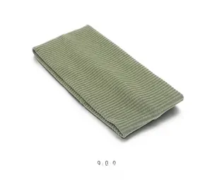 Gros plan du bandeau en maille côtelée vert haricot avec texture élastique et tissu respirant