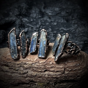 Anello vintage placcato in bronzo con pietre grezze di cianite blu su corteccia naturale