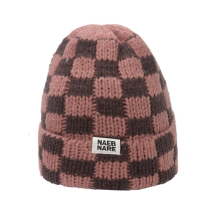 Detailaufnahme der rosa und braunen Strickmütze mit Schachbrettmuster und Logo
