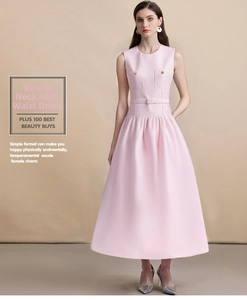 Détail de la robe midi rose sans manches montrant des poches à boutons dorés et ceinture